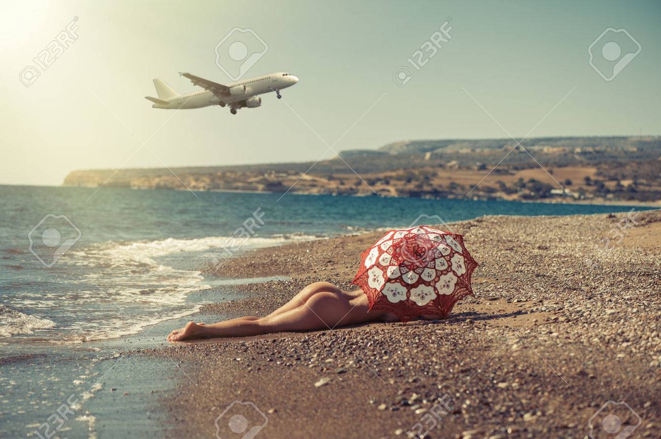 frauen liegen nackt am strand