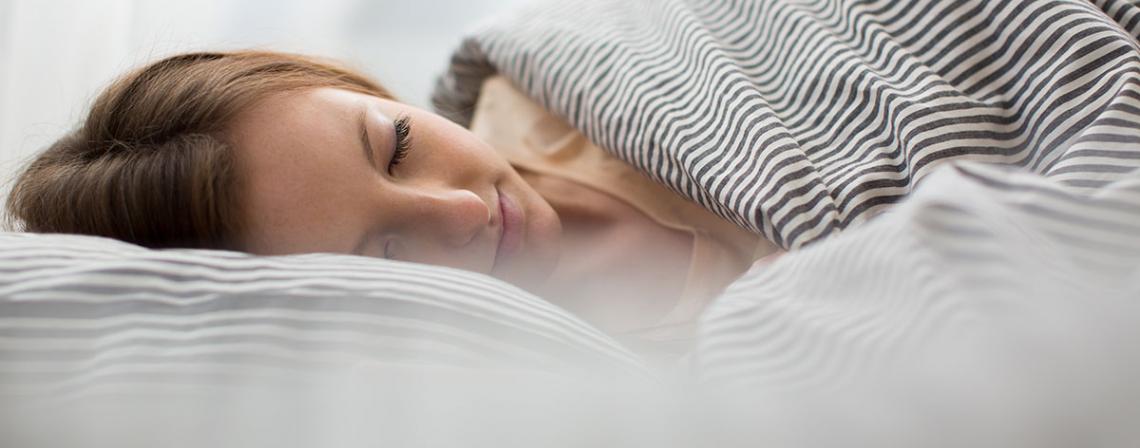 frau im bett bilder